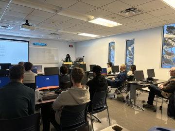 Maame Yaa Boakye '20 speaks with students in the 利记sbo Investment Club about her journey from Utica to Goldman Sachs.