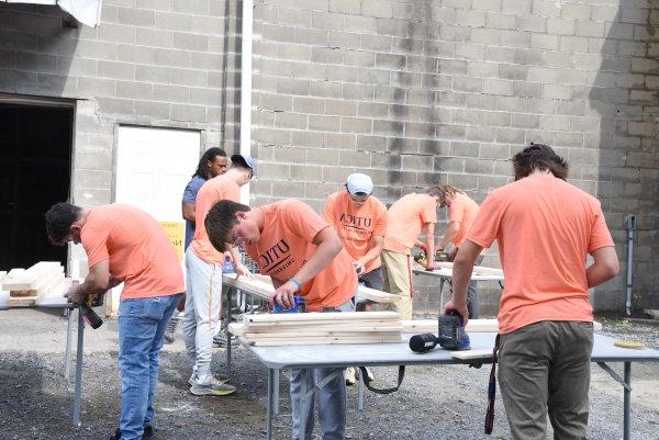 Utica 学生 volunteer building beds for children at the non-profit Sleep in Heavenly Peace