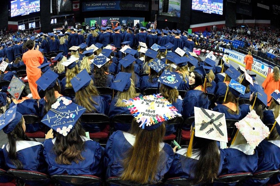 2022年5月12日，大学生毕业典礼上的鱼缸景.